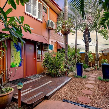 케언스 Travellers Oasis 호스텔 외부 사진 The courtyard of the house