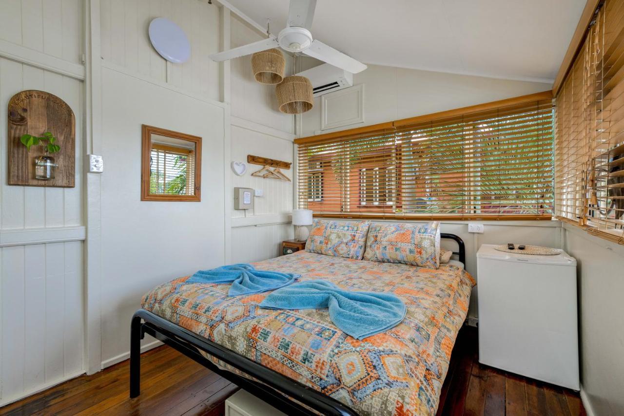 케언스 Travellers Oasis 호스텔 외부 사진 The bedroom of a typical beach hut