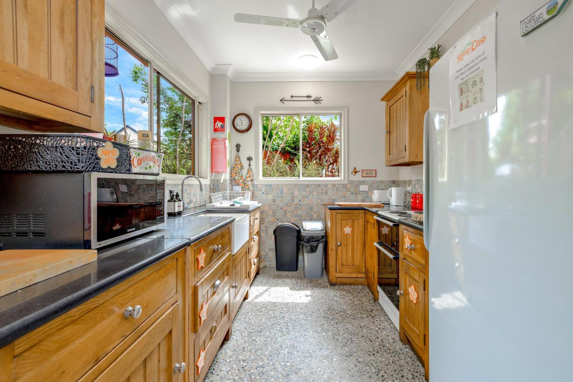 케언스 Travellers Oasis 호스텔 외부 사진 A typical galley kitchen