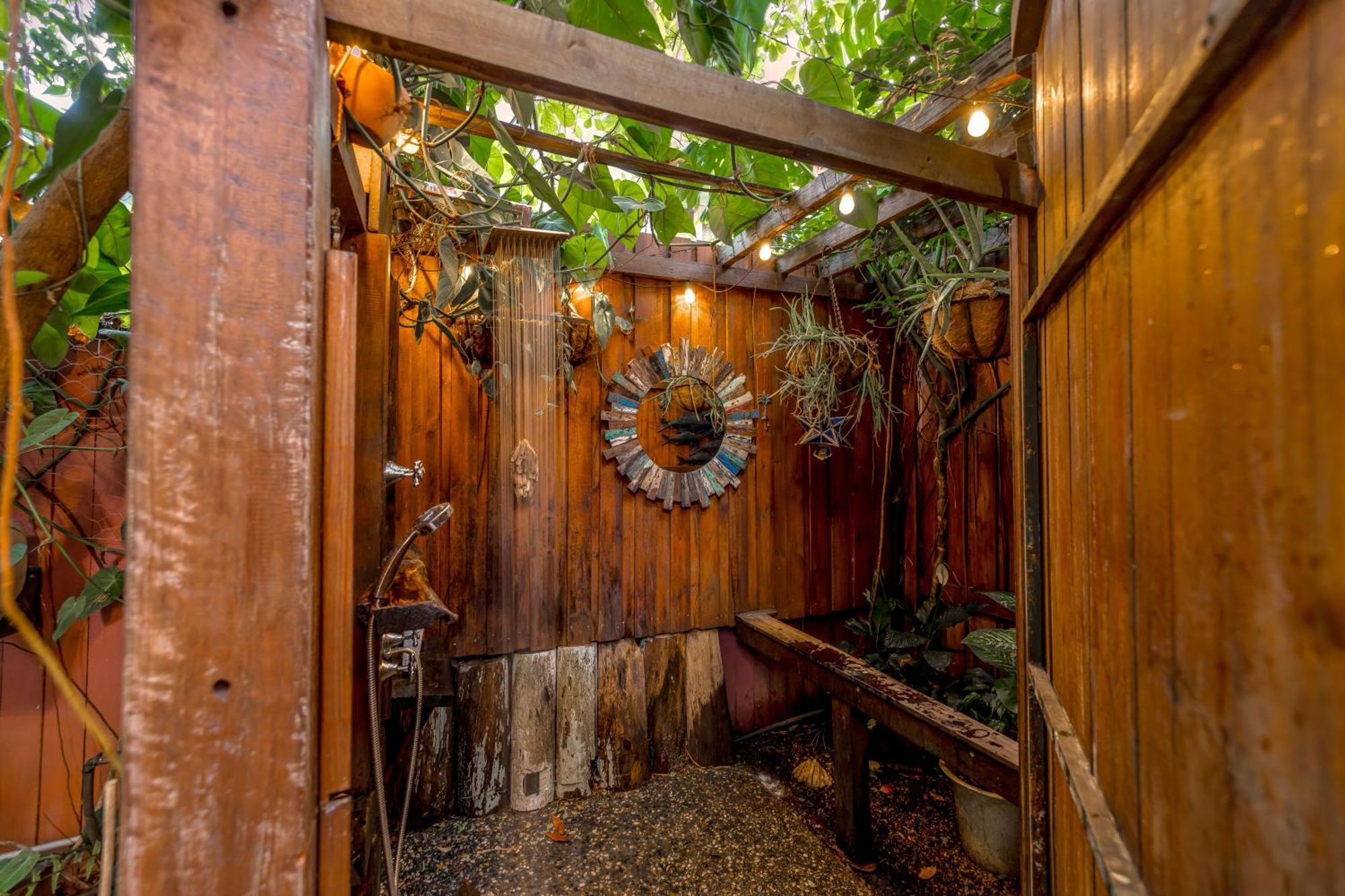 케언스 Travellers Oasis 호스텔 외부 사진 The outdoor shower at the Garden of Eden