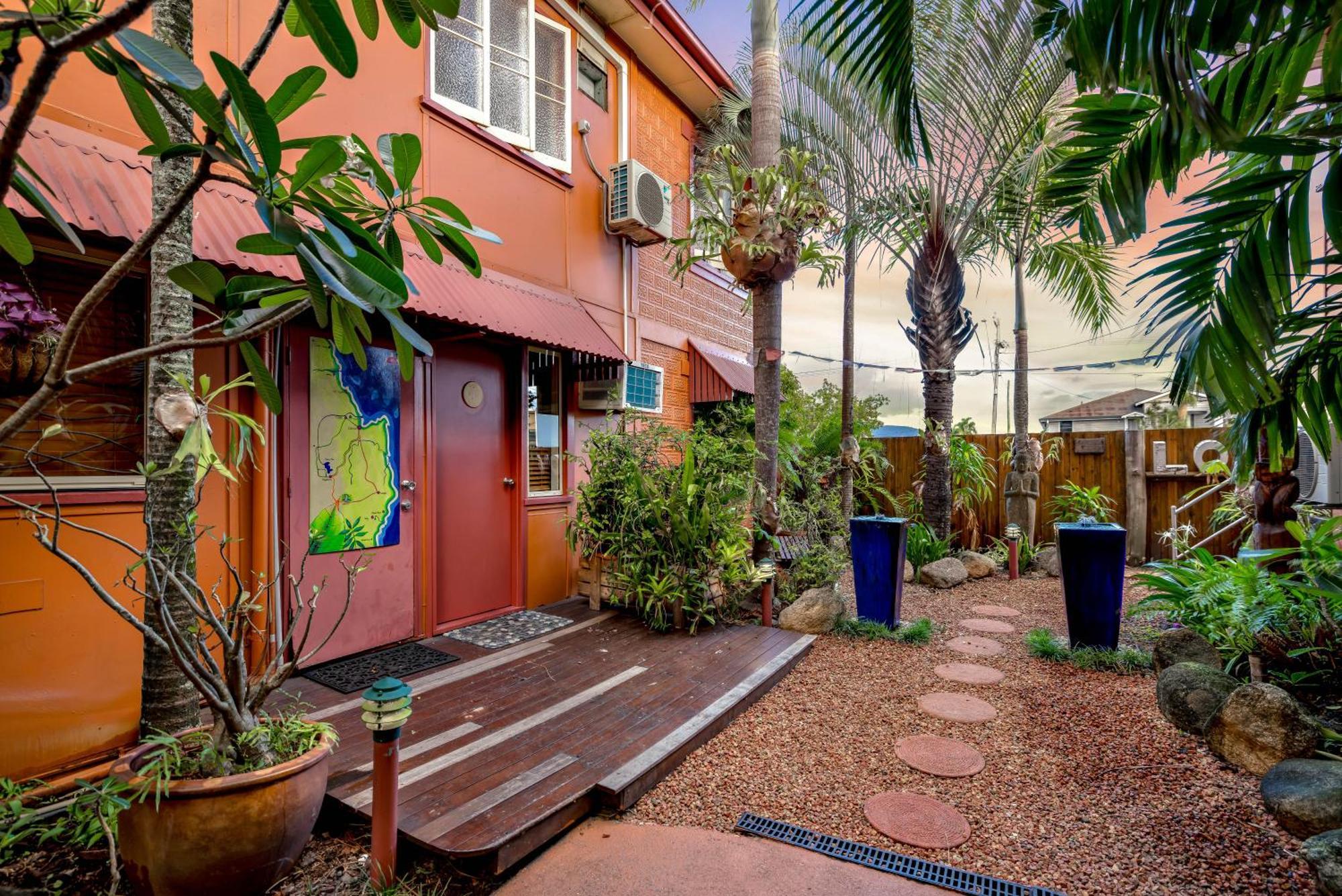 케언스 Travellers Oasis 호스텔 외부 사진 The courtyard of the house