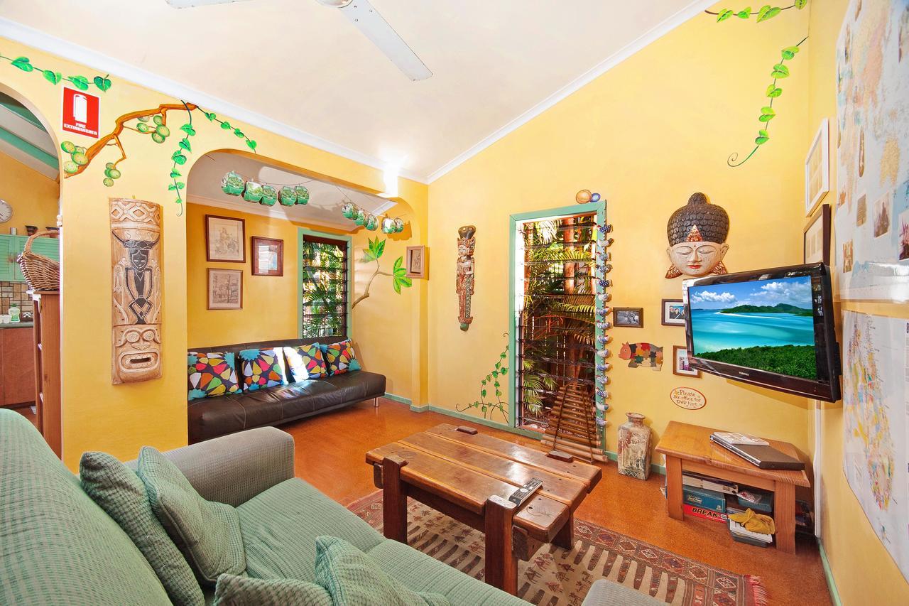 케언스 Travellers Oasis 호스텔 외부 사진 A living room