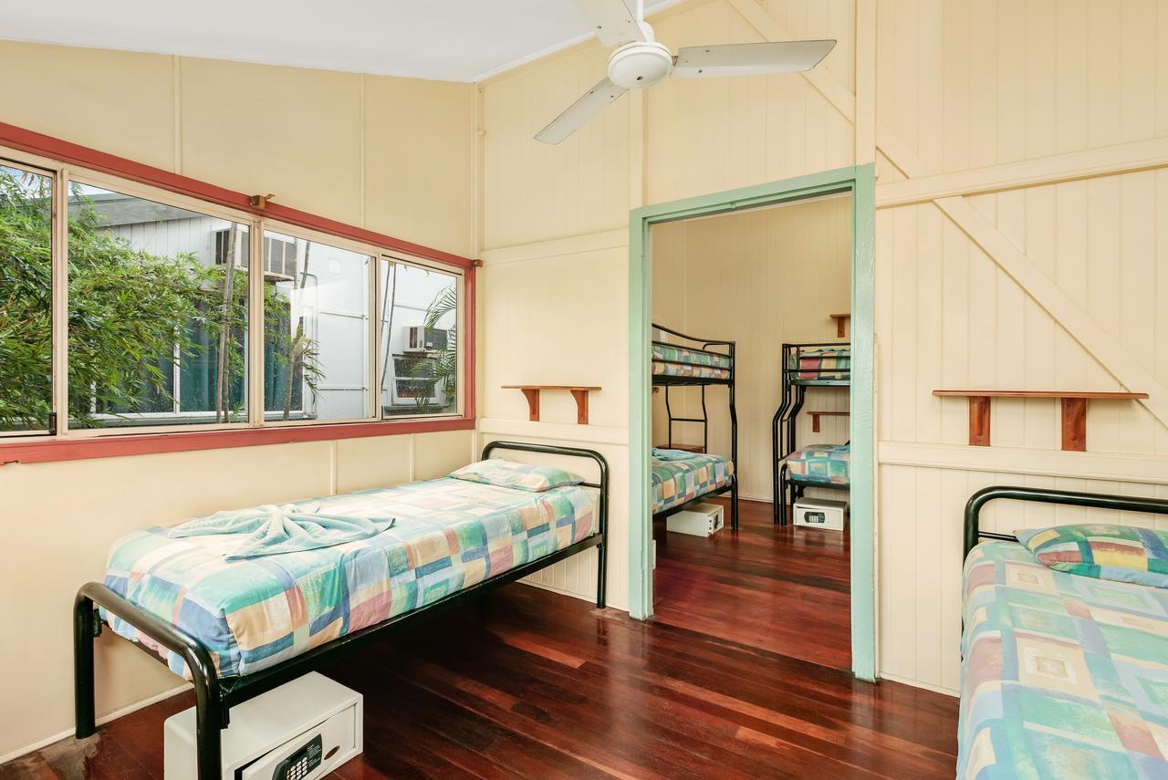 케언스 Travellers Oasis 호스텔 외부 사진 A typical room at the hostel