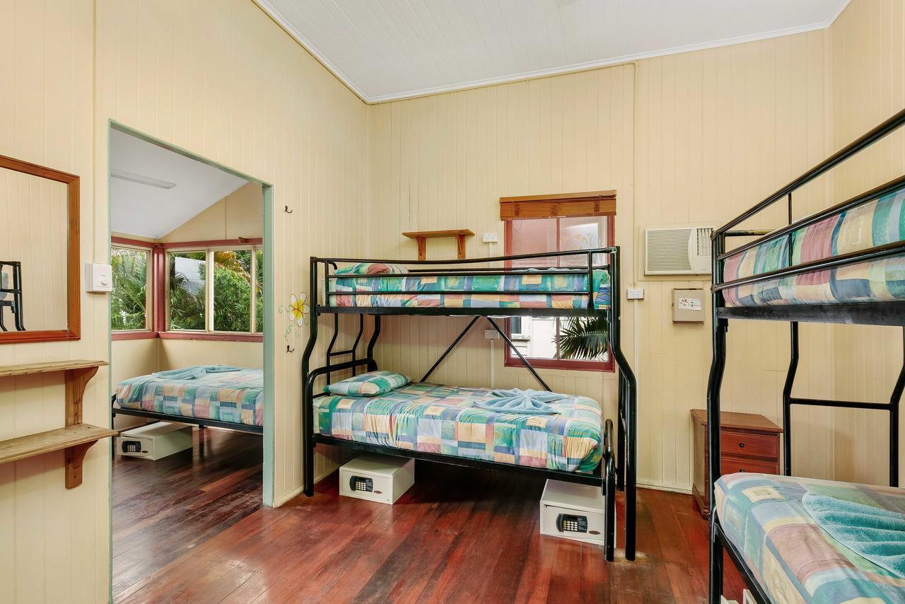 케언스 Travellers Oasis 호스텔 외부 사진 A typical room at a backpackers' hostel in Australia