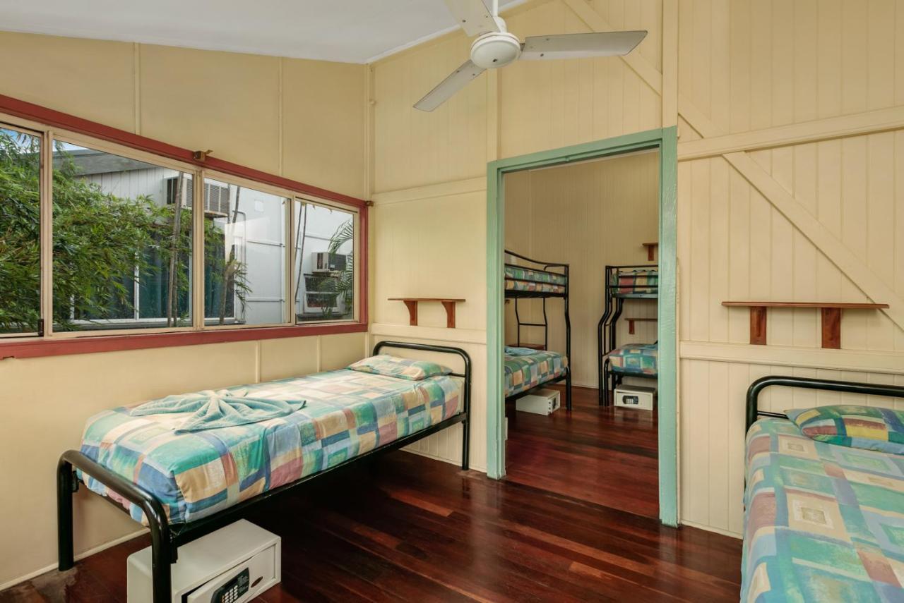 케언스 Travellers Oasis 호스텔 외부 사진 A typical room at a backpacker hostel in Cairns, Australia
